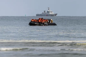 பிரித்தானியா சென்ற ஏதிலிகள் படகு விபத்துக்குள்ளானதில் 8 பேர் உயிரிழப்பு