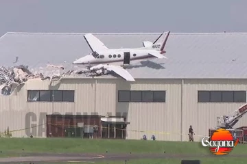 ගුවන් යානයක් ගොඩනැගිල්ලක වහලය මතට කඩා වැටේ [VIDEO]