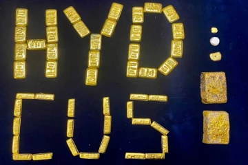 அடி வயிற்றில் மறைத்து   7.3 கிலோ தங்கம் கடத்திய 4 வெளிநாட்டினர் கைது