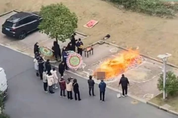 உறவினர் சடலங்களை தெருக்களில் தகனம் செய்யும் மக்கள்... இறுதிச்சடங்குகளுக்கு அனுமதி மறுப்பு