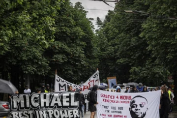 பொலிஸ் கஸ்டடியில் உயிரிழந்த வெளிநாட்டவர்: பேரணியில் இறங்கிய ஆயிரக்கணக்கான மக்கள்