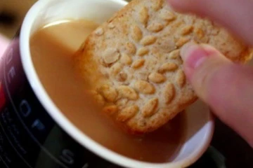 டீ-யில் பிஸ்கட் தொட்டு சாப்பிட்டால் உயிருக்கு ஆபத்து! இவ்வளவு பக்க விளைவுகளா?