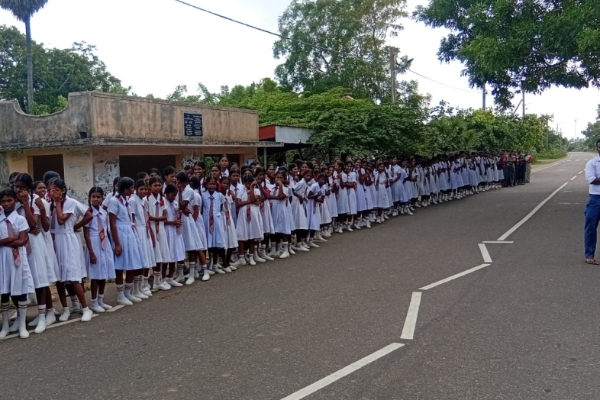 யாழில் மாணவர்களுக்கு வீதி விதி முறைகள் தொடர்பில் தெளிவூட்டும் விழிப்புணர்வு | Awareness Campaign Road Rules Students In Jaffna யாழில் மாணவர்களுக்கு வீதி விதி முறைகள் தொடர்பில் தெளிவூட்டும் விழிப்புணர்வு | Awareness Campaign Road Rules Students In Jaffna