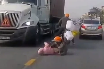 துடி துடித்த குழந்தை....நொடிப்பொழுதில் தாயால் நடந்த அதிசயம்! பதற வைக்கும் திக் திக் நிமிடங்கள்