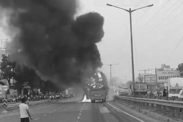 இந்தியாவில் பயங்கர விபத்து.! பலியான எட்டு பேர் : பதைபதைக்க வைக்கும் காணொளி | Two Trucks Collided Trapping A Car India 8 Killed