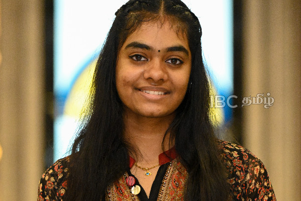 தமிழ் மக்களுக்கு பெருமை சேர்த்த பாடகிக்கு லண்டனில் வரவேற்பு | Zee Tamil Sa Re Ga Ma Pa Seniors Singer Mathulaani