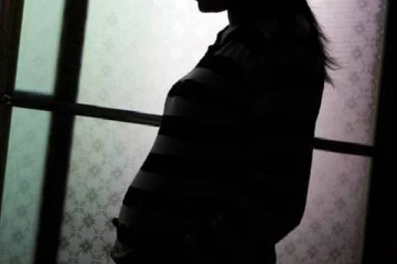 கர்ப்பிணி பெண்ணை நிர்வாணமாக அடித்து துன்புறுத்திய கணவர்! 17 பேருக்கு நீதிமன்றம் விடுத்த உத்தரவு