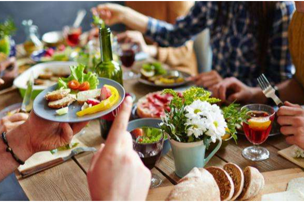 கேள்வி கணைகளை தொடுத்த மக்கள்: உணவகத்திற்கு சென்று உண்ணாமல் திரும்பிய இராஜாங்க அமைச்சர் - ஐபிசி தமிழ்