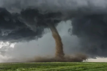 பிரான்சில் சுழற்றியடித்த சூறாவளி! கமராவில் சிக்கிய காட்சி