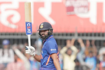 இந்திய அணியின் வெற்றிக்கு இவர் தான் முக்கிய காரணம் - வெகுவாக பாராட்டிய ரோகித் சர்மா