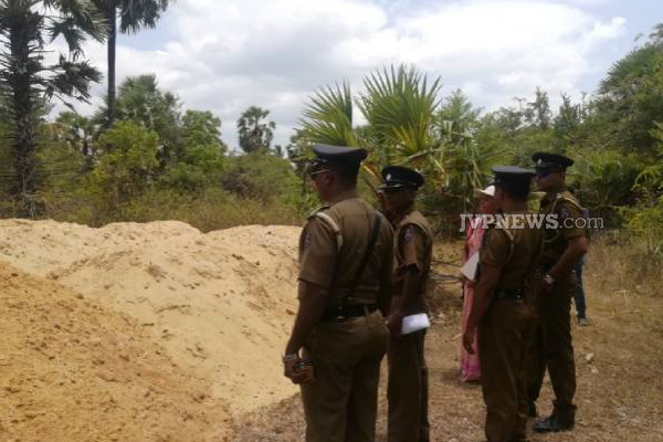 யாழில் மண் அகழ்வில் ஈடுபட்டவர்களை சுற்றிவளைத்து பிடித்த பொலிஸார்! | Soil Robbery Jaffna Police Arrest Three Persons