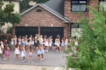 கனடாவில் வீடொன்றிற்கு கூட்டம் கூட்டமாக வரும் இளம்பெண்கள்: அக்கம்பக்கத்தவர்கள் புகார்