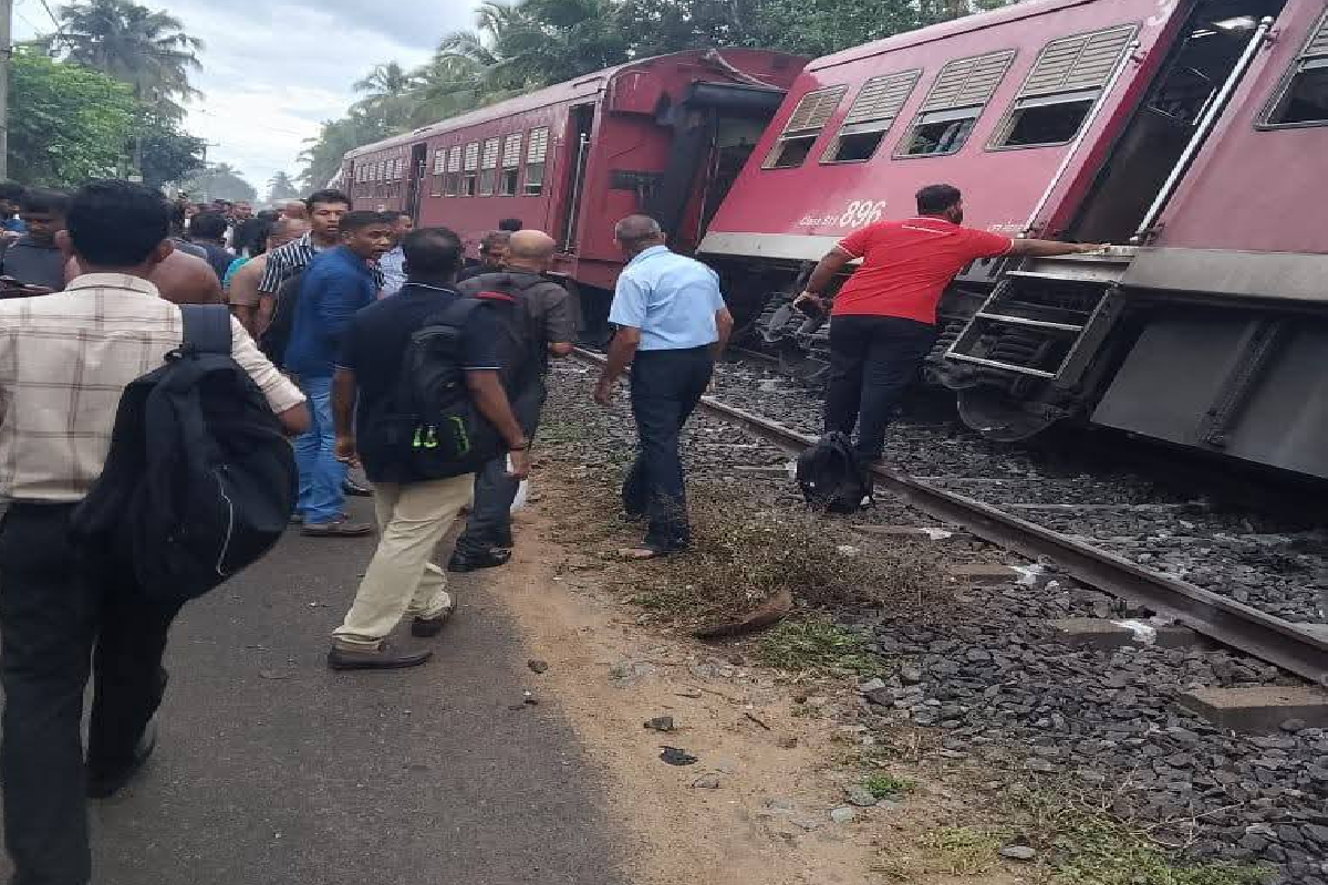 இன்று காலை இடம்பெற்ற அசம்பாவிதம்; பயணிகள் பலர் காயம் | Sagarika Train Derailed In The Wadduwa