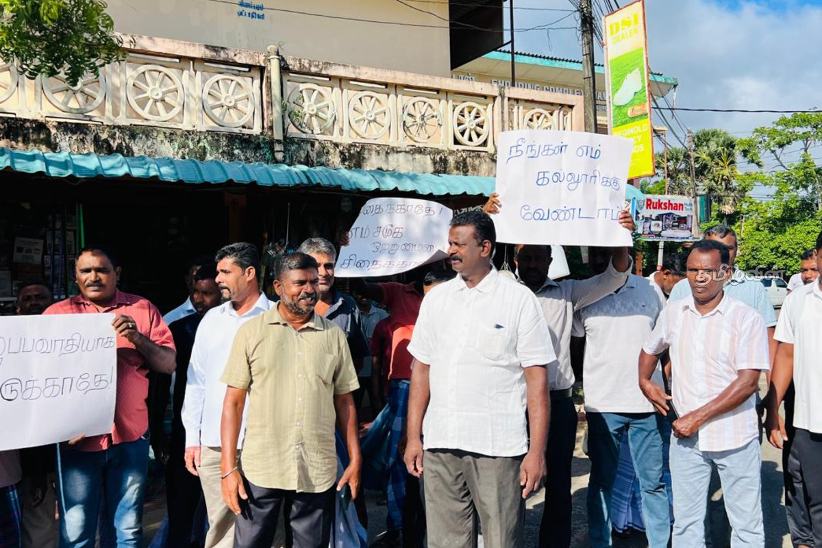 நானாட்டானில் ஆசிரியர் ஒருவரை இடமாற்றம் செய்யக் கோரி போராட்டம் | Protest Demanding Transfer Of A Teacher Nanattan நானாட்டானில் ஆசிரியர் ஒருவரை இடமாற்றம் செய்யக் கோரி போராட்டம் | Protest Demanding Transfer Of A Teacher Nanattan