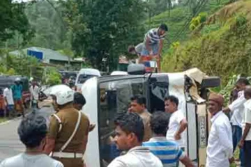 තවත් බස් රථයක් අනතුරකට ලක්වෙයි