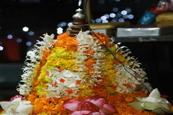 ඇදහිය නොහැකි ගානකට හිතුවෙවත් නැති විදිහට අලෙවි වුණ ලස්සනම ලස්සන මල් වට්ටිය. (PHOTO) | The Overpriced Flower Vase
