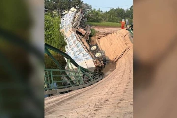 கனடாவில் திடீரென இடிந்து வீழ்ந்த பாலம்