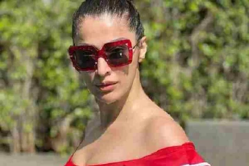 படிக்க இடம் இல்லாமல் கிளாமரான நீச்சல் உடையில் தண்ணீரில் புக் படிக்கும் பிரபல நாயகி