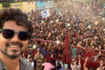 விமானத்தில் செல்பி எடுத்த தளபதி விஜய் - அதுவும் யாருடன் இருக்கிறார் தெரியுமா