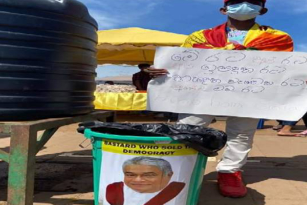 காலிமுகத்திடலில் குப்பைத்தொட்டிக்குள் தூக்கிவீசப்பட்ட அரசியல்வாதிகள் | Politicians Thrown In The Trash On Foot காலிமுகத்திடலில் குப்பைத்தொட்டிக்குள் தூக்கிவீசப்பட்ட அரசியல்வாதிகள் | Politicians Thrown In The Trash On Foot