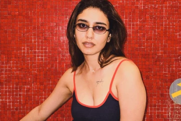 வெளிநாட்டில் ஹாட் உடையில் வலம் வந்த பிரியா வாரியர்