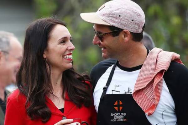 12 வருஷ காதல்; 5 வயது குழந்தை முன் காதலரை மணந்த முன்னாள் பிரதமர்! - தமிழ்நாடு