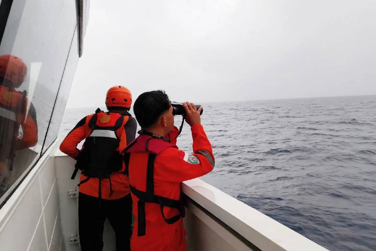 இந்தோனேசியாவில் படகு விபத்து: தேடும் பணிகள் தீவிரம் | Boat Accident In Indonesia Search Operations இந்தோனேசியாவில் படகு விபத்து: தேடும் பணிகள் தீவிரம் | Boat Accident In Indonesia Search Operations