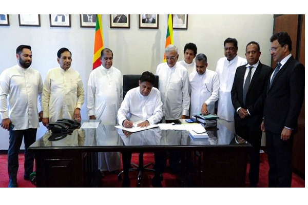 கெஹலியவுக்கு எதிரான நம்பிக்கைல்லா பிரேரணையில் கையெழுத்திட்டது எதிரணி | Sjb Signing No Confidence Motion Health Minister