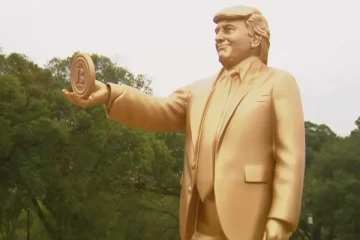 கிரிப்டோ கரன்சியுடன் ட்ரம்பிற்கு தங்க சிலை