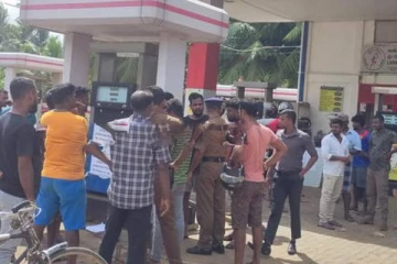 யாழில் அரச ஊழியர்களுக்கு முன்னுரிமை; ஏற்பட்ட குழப்ப நிலை!
