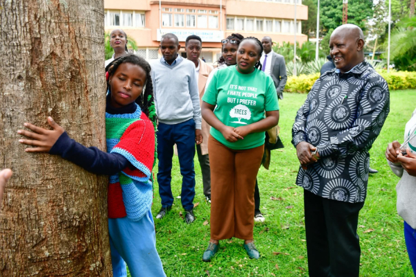72 மணி நேரம் ஒரு மரத்தை கட்டிப்பிடித்து கென்ய காலநிலை ஆர்வலர் சாதனை | Kenyan Climate Activist Hugging Tree For 72 Hours