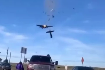 இரண்டு விமானங்கள் வானில் மோதி விபத்து