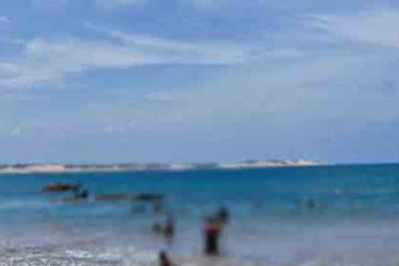 මුහුදු රළ පහරට හසුවුණු තරුණියක් ජීවිතක්ෂයට - තවත් තරුණියක් අතුරුදන්..!