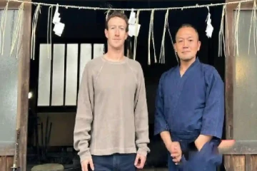 ஜப்பானியருடன் வாள் தயாரிக்கும் பயிற்சியில் மார்க் ஜக்கர்பர்க்