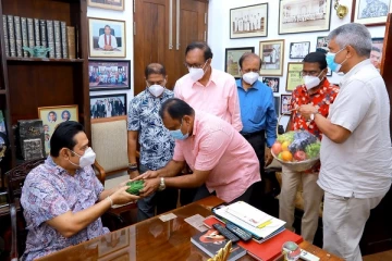 மகிந்தவின் சொந்த ஊருக்கு நேரில் சென்று வாழ்த்திய ஆளும் எம்.பிக்கள்