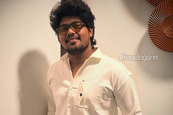 ஜீ தமிழின் புதிய சீரியலில் என்ட்ரி கொடுக்கும் பிரபல நடிகர்... யாரு பாருங்க | Zee Tamizh New Actor Entry In Annamalai Kudumbam