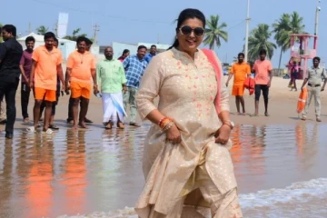 சர்ச்சையில் சிக்கிய நடிகை ரோஜா.. செருப்பால் நெட்டிசன்கள் கடும் ட்ரோல்