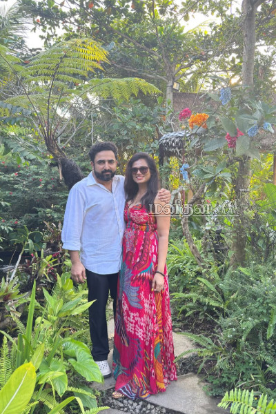 Photo album: கணவருடன் தனி தேசத்தில் வாழணும்.. குஷியில் ரம்யா பாண்டியன் போட்ட பதிவு | Ramya Pandian Shares Photos With Her Husband