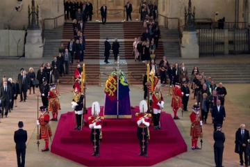 முதல் ஆளாக மகாராணியாருக்கு அஞ்சலி செலுத்தினார் இலங்கைத் தமிழ்ப்பெண்: வீடியோ வெளியானது