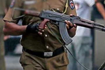 මෝටර් රථයකට පොලිසියෙන් වෙඩි..