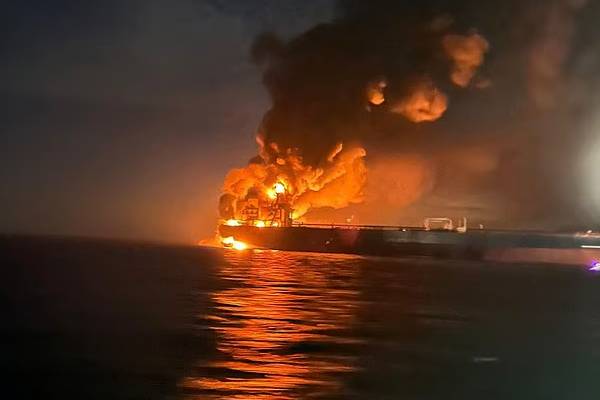 கருங்கடலில் உக்ரைன் கைவரிசை... நெருப்பு கோளமான ரஷ்யாவின் ரகசிய எண்ணெய் கப்பல்கள் | Sea Drones Destroy Putin Tankers