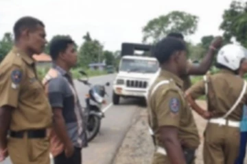 வவுனியாவில் தாயையும் மகளையும் வாளால் வெட்டிய நபர் தலைமறைவு!