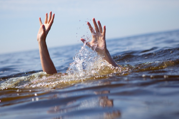 பொத்துவில் கடலில் மூழ்கிய இருவர்..! பொலிஸார் செய்த செயல் | Pottuvil Sea Youths Rescued