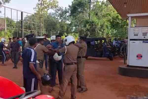 பொலிஸாருடன் முறுகல்;  வவுனிய நகர சபை உறுப்பினர் அதிரடியாக  கைது! | Vavuniya City Council Member Arrested