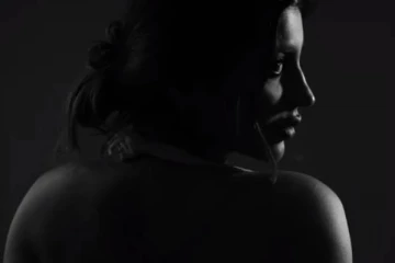 ஒட்டுமொத்த கிளாமரையும் காட்டும் இருட்டு அறை பட நடிகை!! ஷாக்காகும் ரசிகர்கள்..