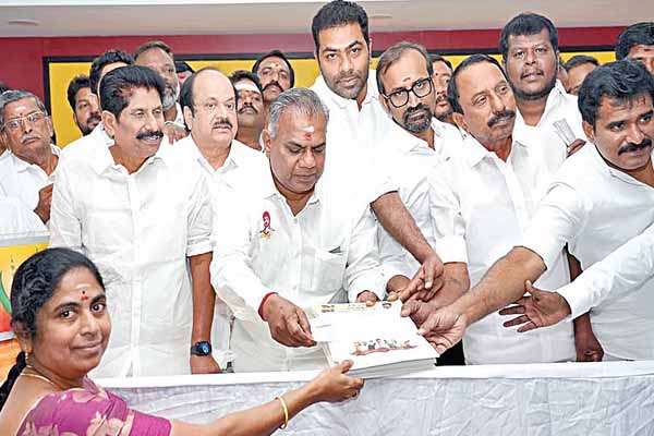 தவெக விருப்ப மனுவில் இருந்த அந்த ஒரு கேள்வி! நெட்டிசன்கள் கிண்டல் | Netizens Mock The Question Asked In The Tvk Party