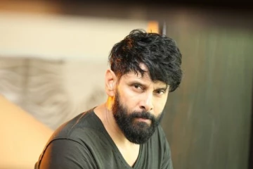 சீயான் விக்ரம் நடிப்பில் வெளியாகி அதிக நாட்கள் ஓடிய திரைப்படம் இது தான்..! என்ன திரைப்படம் தெரியுமா?