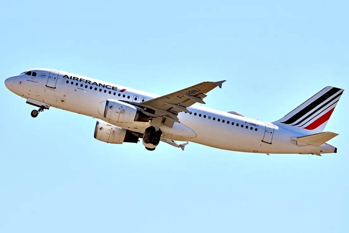அவசரமாக கனடாவுக்குத் திருப்பி விடப்பட்ட ஏர் பிரான்ஸ் விமானம்! | Air France Flight Diverted To Canada Ebola Risk அவசரமாக கனடாவுக்குத் திருப்பி விடப்பட்ட ஏர் பிரான்ஸ் விமானம்! | Air France Flight Diverted To Canada Ebola Risk