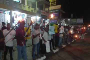 புத்தளம் பஸ் நிலையத்திற்கு முன் தீப்பந்தப் போராட்ட ஈடுபட்ட மக்கள்!