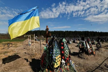 கொலைகாரரை உங்களுடன் அழைத்து கொள்ளுங்கள்! புடினின் பெற்றோர் கல்லறையில் எழுதிய பெண்